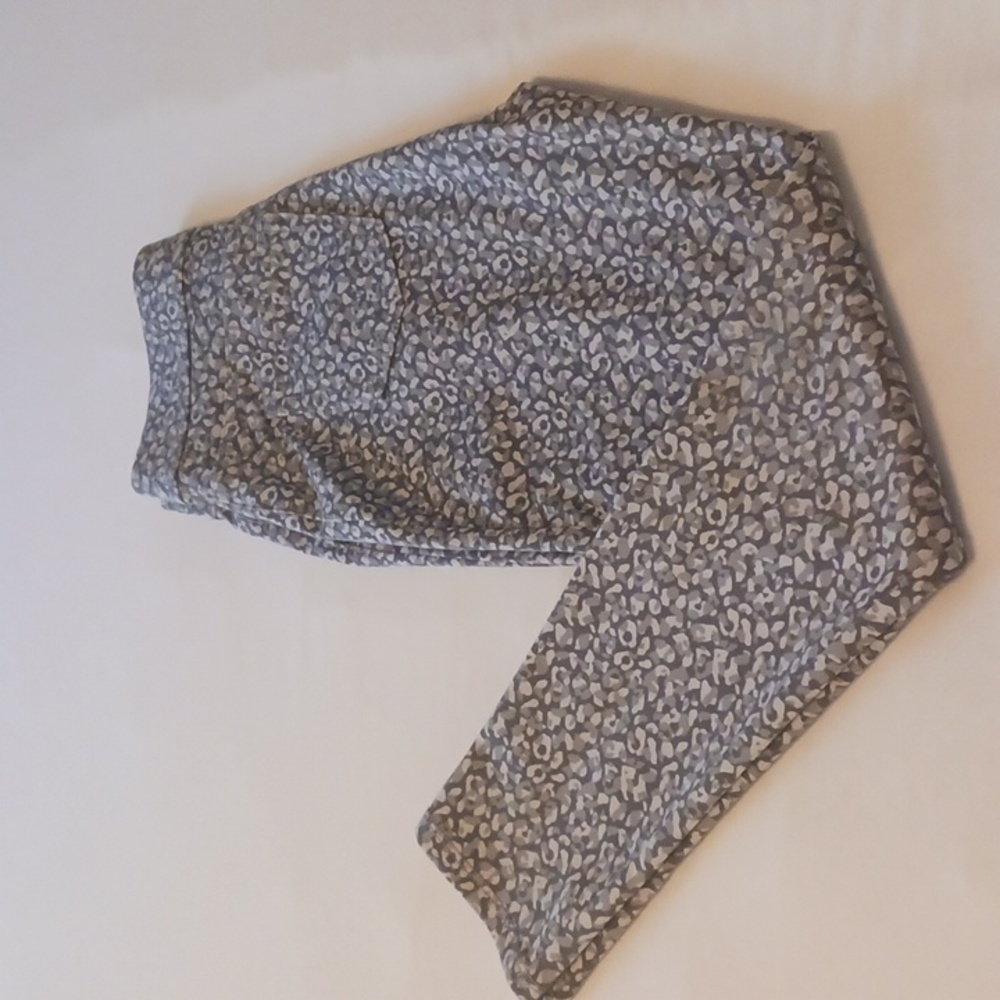 Jeggings, size xs (0-2), in a light and dark grey animal print.